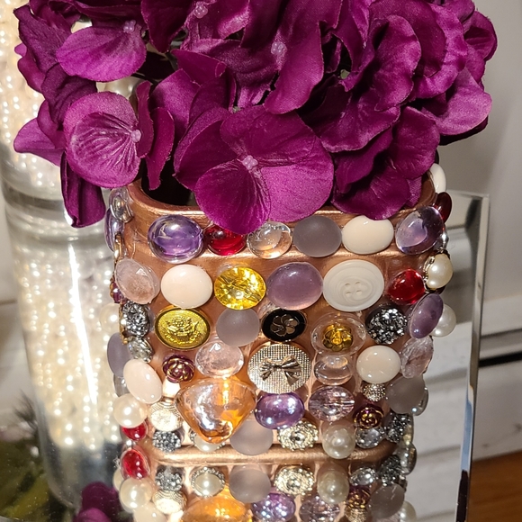 Handmade jewelled button vase with hydrangeas - Picture 4 of 4